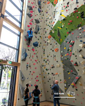Klettern an einer 15 Meter hohen Wand