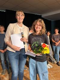 Frau Menge mit Siegerin Amelie Balzer